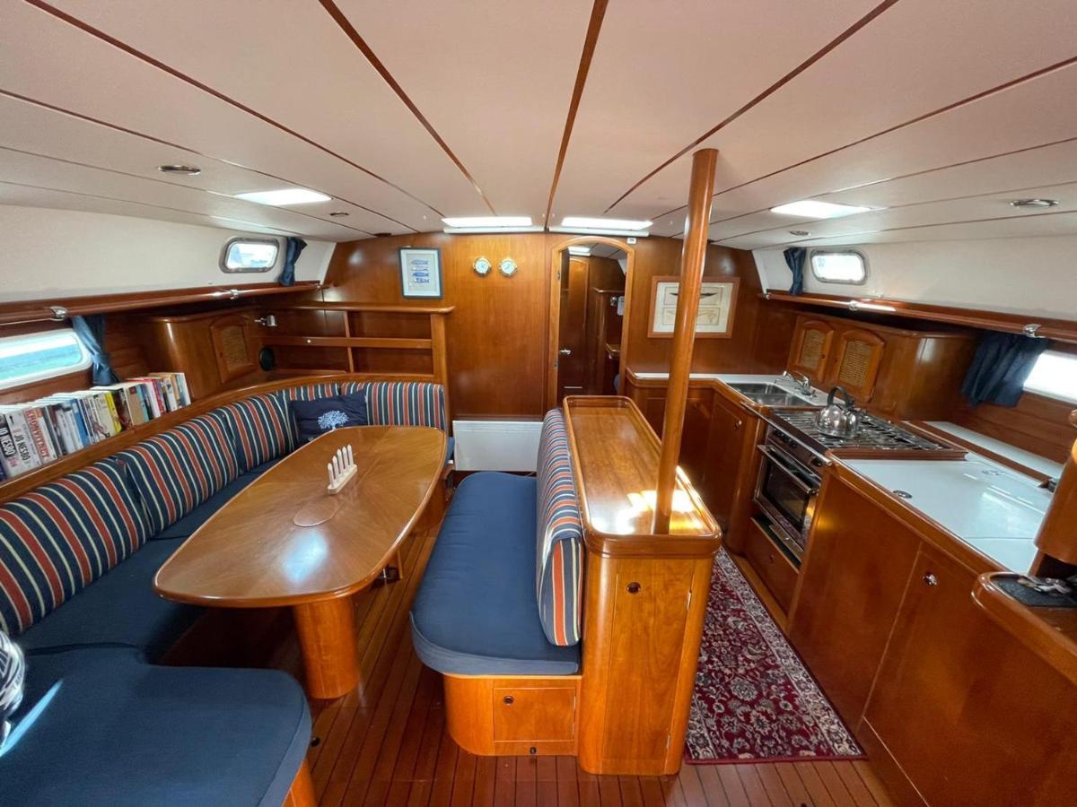 מלון ברצלונה Beautiful And Comfortable Sailboat With Secure Parking Available מראה חיצוני תמונה