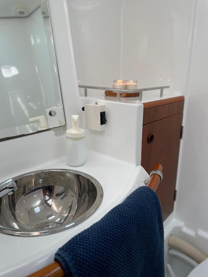 מלון ברצלונה Beautiful And Comfortable Sailboat With Secure Parking Available מראה חיצוני תמונה